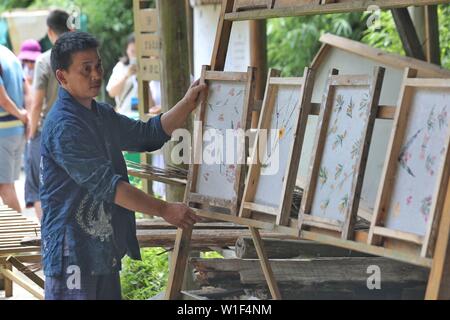 Danzhai, province du Guizhou en Chine. 1er juillet 2019. Un artisan en sèche du papier fait avec des techniques traditionnelles dans le village de Shiqiao Danzhai County, au sud-ouest de la province du Guizhou, en Chine, le 1 juillet, 2019. Shiqiao Village est célèbre pour le patrimoine culturel immatériel national traditionnel de fabrication de papier. Au cours des dernières années, les papetiers ont combiné des techniques traditionnelles avec l'innovation culturelle, faisant de l'art ancien un eye-catcher dans l'industrie du tourisme. Credit : Ou Dongqu/Xinhua/Alamy Live News Banque D'Images