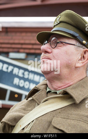 Kidderminster, Royaume-Uni. 29 juin 2019. Severn Valley Railways, qui remonte aux années 1940, commence ce week-end à un fabuleux départ avec des acteurs costumés jouant leur rôle dans la création d'une authentique reconstitution du Britiain de guerre. Le capitaine Mainwaring looklike, dans son uniforme de garde à domicile de la Seconde Guerre mondiale, se tient en service à la station, en regardant plutôt sérieux! Crédit: Lee Hudson Banque D'Images