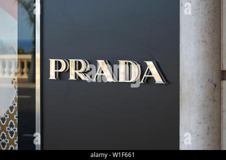 MONTE CARLO, MONACO - le 19 août 2016 : Prada fashion boutique de luxe signe d'argent à Monte Carlo, Monaco. Banque D'Images