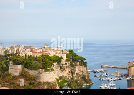 MONTE CARLO, MONACO - le 20 août 2016 : Vue aérienne de la ville de Monte Carlo et port dans le cadre d'une journée ensoleillée, ciel bleu clair à Monte Carlo, Monaco. Banque D'Images