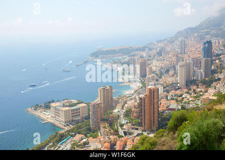 Monte Carlo, high angle ville et vue sur la baie avec brouillard dans un beau matin d'été à Monaco Banque D'Images