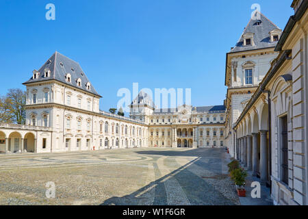 Château du Valentino et cour vide dans une journée ensoleillée dans le Piémont, Turin, Italie Banque D'Images