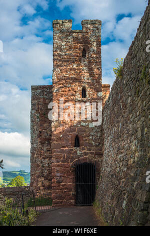 Avis de survivre murs et la tour du château de Rougemont avec murs romains, Exeter, Devon. L'Angleterre. UK. Banque D'Images
