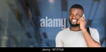 Young attractive businessman making phone call and smiling Banque D'Images