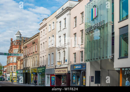 Exeter city high st avec le Guildhall Shopping Centre à Devon, Angleterre, Royaume-Uni. Banque D'Images