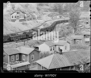 Maisons, de charbon, et l'église. Notez que les toitures sont l'amiante et sont en bon état. Charbon et coke Company aux États-Unis, Gary Mines, Gary, McDowell County, Virginie occidentale. Banque D'Images