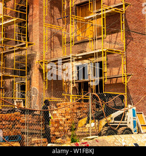 Les échafaudages s'élève avant d'une maison historique à Detroit, Michigan, USA Banque D'Images