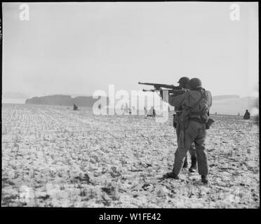 Les fantassins, attaché à la 4e Division blindée, le feu sur les troupes allemandes, dans l'avance américaine pour relâcher la pression sur les troupes aéroportées entouré dans Bastogne, Belgique. ; notes générales : utilisation de la guerre et des conflits Nombre 1074 lors de la commande d'une reproduction ou demande d'informations sur cette image. Banque D'Images