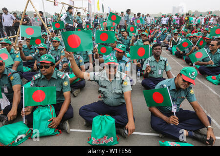 Les membres des forces de sécurité participer à l'événement intitulé "Lakho Konthe Shonar Bangla". Plus de 2,5 personnes lakh hymne national chorus au niveau national P Banque D'Images