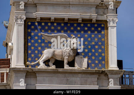 Voir à statue de lion ailé sur la Tour de l'horloge à la Piazza di San Marco à Venise, Italie Banque D'Images