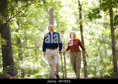 Couple faire une promenade dans les bois Banque D'Images