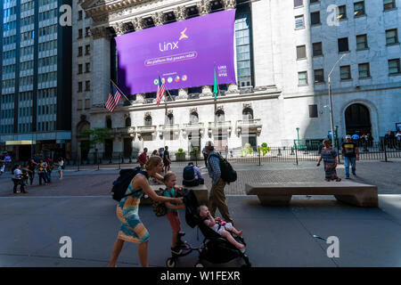 La Bourse de New York dans le Lower Manhattan à New York le mercredi 26 juin 2019, est décorée d'une bannière pour le Linx offre publique initiale. Linx est un Brésilien POS/ERP de l'entreprise logiciel de connectivité qui facilite les services de paiement. (© Richard B. Levine) Banque D'Images