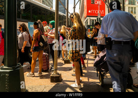 Des foules de piétons attendre un bus de tourner avant de traverser à Herald Square à New York, le vendredi 28 juin 2019. (© Richard B. Levine) Banque D'Images