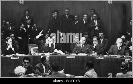 Jacob A. Malik, Représentant pour l'Union soviétique au Conseil de sécurité des Nations Unies, lève la main pour le seul vote dissident de la résolution appelant les communistes chinois à retirer ses troupes de Corée. Lake Success, New York, décembre 1950. International News Photos. ; notes générales : utilisation de la guerre et des conflits Nombre 1373 lors de la commande d'une reproduction ou demande d'informations sur cette image. Banque D'Images