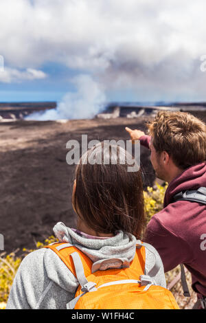 Scène Hawaï. Les personnes à la randonnée au volcan cratère Halemaumau hawaïenne : au sein de la caldeira du volcan Kilauea à Hawaii Volcanoes National Park sur la grande île. Banque D'Images