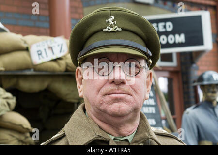 Kidderminster, Royaume-Uni. 29 juin 2019. Severn Valley Railways, qui remonte aux années 1940, commence ce week-end à un fabuleux départ avec des acteurs costumés jouant leur rôle dans la création d'une authentique récréation de la Grande-Bretagne de guerre. Un Arthur Lolookowe le plus convaincant est au service d'une gare d'époque comme commandant de peloton de la Seconde Guerre mondiale, le capitaine Mainwaring, dans son uniforme de garde à domicile. Crédit: Lee Hudson Banque D'Images