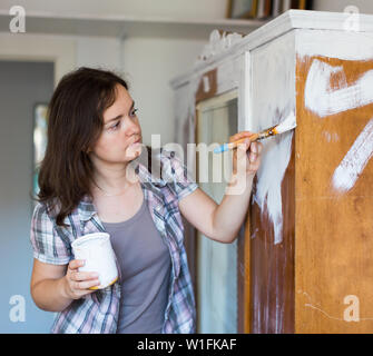 Heureux femme fait des réparations dans l'appartement et les peintures penderie Banque D'Images