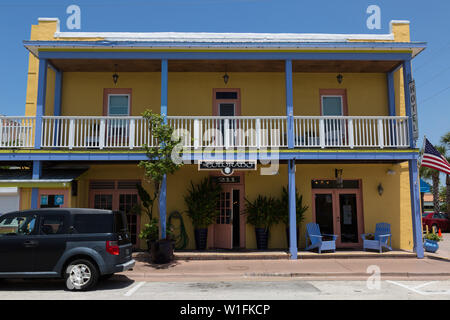 Une Honda Element garé en face de la vieille Californie Inn dans le centre-ville historique de Stuart, en Floride, aux États-Unis. Banque D'Images