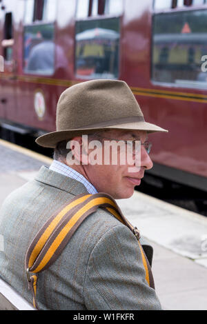 Kidderminster, UK. 29 Juin, 2019. Severn Valley Railways l'étape retour vers les années 40' s'équipe d'un fabuleux début de ce week-end avec des reconstitutions historiques costumés jouer leur rôle en fournissant une authentique re de la Grande-Bretagne pendant la guerre. L'homme en costume des années 40 se trouve isolé sur en attente de la prochaine plate-forme de train à vapeur. Credit : Hudson Lee Banque D'Images