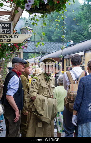 Kidderminster, Royaume-Uni. 29 juin 2019. Severn Valley Railways, qui remonte aux années 1940, commence ce week-end par un fabuleux départ avec des comédiens costumés qui jouent leur rôle dans une authentique reconstitution de la Grande-Bretagne en temps de guerre. Scène de plate-forme animée et surpeuplée à la gare de Highley, alors que les passagers des années 1940 montent et descendez du train à vapeur d'époque. « Eh bien, rendez-vous à nouveau ». Crédit: Lee Hudson Banque D'Images