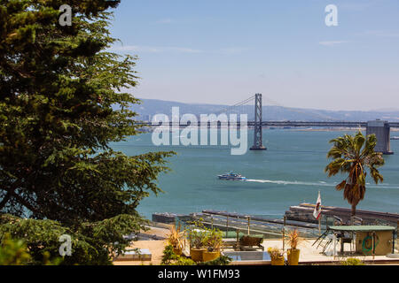 Vue sur le Bay Bridge et les bateaux de Telegraph Hill à San Francisco, Californie, États-Unis Banque D'Images