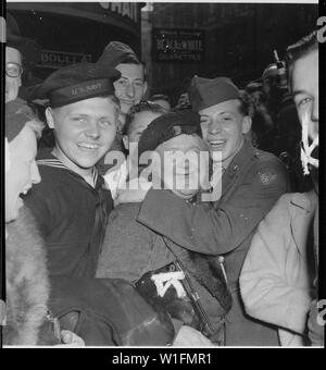 Jubilant American soldier hugs femme anglais maternelle et la victoire sourit lumière les visages des professionnels, hommes et les civils à Piccadilly Circus, Londres, célébrant la capitulation sans condition. L'Angleterre, le 7 mai 1945. ; notes générales : utilisation de la guerre et des conflits Nombre 1354 lors de la commande d'une reproduction ou demande d'informations sur cette image. Banque D'Images