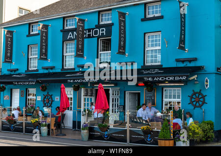 Dungarvan Ireland personnes appréciant la fin de l'après-midi à l'Anchor Bar sur Davitt's Quay Abbey Side, Dungarvan, comté de Wexford, Irlande Banque D'Images