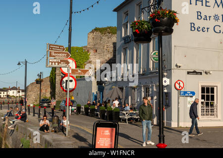 Les gens apprécient la fin de l'après-midi au Moorings Bar and Restaurant de Davitt's Quay à Dungarvan, dans le comté de Waterford, en Irlande. Banque D'Images