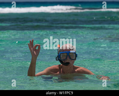 Homme senior plongée en apnée dans la mer chaude à Playa Coco, Playa Giron, Pinar Del Rio Province, Cuba Banque D'Images