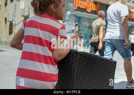 Belgrade, Serbie le 28 juin 2019 : young girl eating chocolate ice cream bar sur la rue à Zemun Banque D'Images