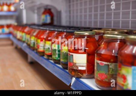 Image d'un cornichon différentes marchandises à des étagères dans un magasin d'alimentation Banque D'Images