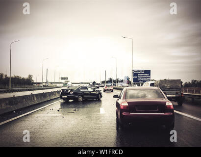 Krasnodar, Russie, 2017 : VW Passat avec ses blessures minimes se dresse sur la route d'asphalte humide cause et conduite dangereuse Banque D'Images
