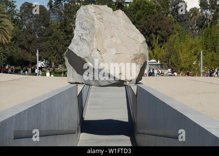 Los Angeles, CA / USA - Juin 28, 2019 : l'art public, l'affichage de masse en lévitation, par Michael Heizer, est montré au Los Angeles County Museum of Art. Banque D'Images