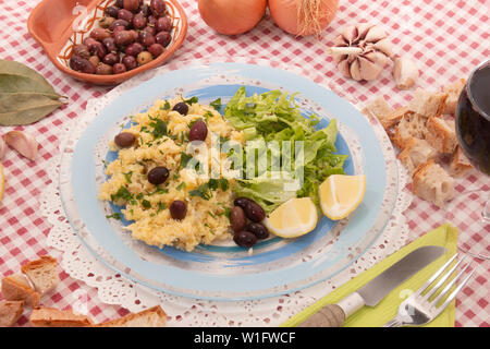 Vue sur un bras, plat bacalhau cuisine typiquement portugaise, un plat avec du sel de la morue, les pommes de terre et oeufs. Banque D'Images