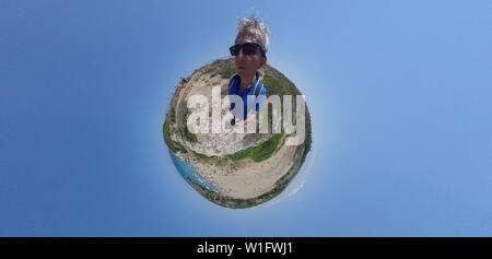 Tout petit monde homme sur un fond de plage Banque D'Images
