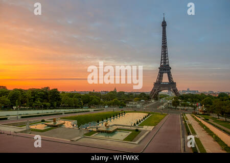 La France. Paris. Matin. La Tour Eiffel et les jardins du Trocadéro. Ciel et nuages colorés Banque D'Images