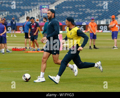 Unis Riverside, Chester-le-Street, Durham, Royaume-Uni. 2 juillet, 2019. Coupe du Monde de Cricket ICC, de la formation et des conférences de presse, Jos Buttler défis Liam Plunkett comme ils jouent au football au cours de la séance de formation de l'Angleterre cet après-midi avant la dernière étape demain groupe match contre la Nouvelle-Zélande : Action Crédit Plus Sport/Alamy Live News Banque D'Images