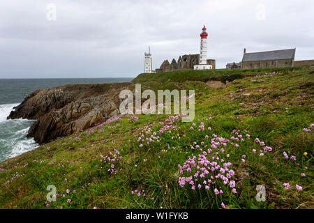Le phare et l'abbaye s'élever au-dessus de la mer et la côte rocheuse de la Pointe Saint-Mathieu en Bretagne, France Banque D'Images
