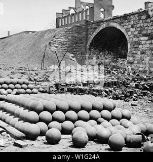 Des tas de coup solide, le boîtier, etc., Arsenal ; Richmond & Petersburg railroad bridge, guerre civile américaine, Richmond, Virginie, USA, photo de Alexander Gardner, 1865 Banque D'Images