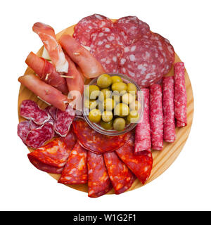 Viande fumée froide plaque avec chorizo espagnol traditionnel, salami, saucisses et fuet tranches de bacon et jambon. Plus isolé sur fond blanc Banque D'Images