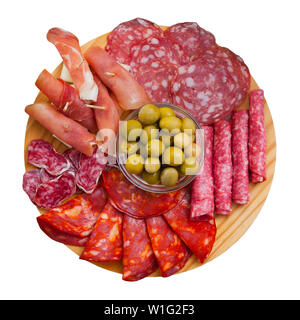 Vue de dessus de viandes froides fraîches de Délicieux jambon fumé espagnol saucisses piquantes et garnie d'olives vertes sur planche de bois. Plus isolé sur fond blanc Banque D'Images