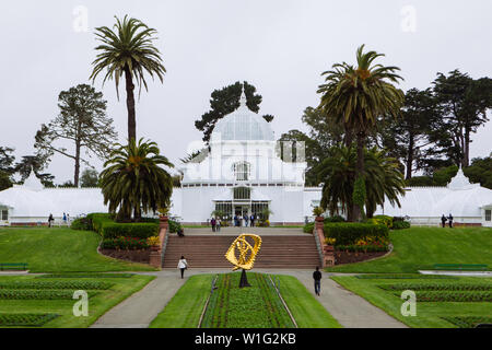 Paysage photo grand angle couvert du Conservatoire des fleurs, Golden Gate Park, San Francisco, Californie, Etats-Unis Banque D'Images