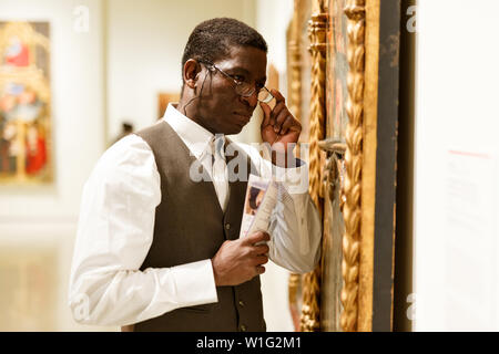 Homme africain à l'exposition au musée historique de l'exposition sur Banque D'Images