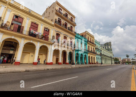 La Havane, Cuba - 14 mai 2019 : vue sur la rue de la magnifique vieille ville de La Havane, capitale de Cuba, au cours d'une journée ensoleillée. Banque D'Images