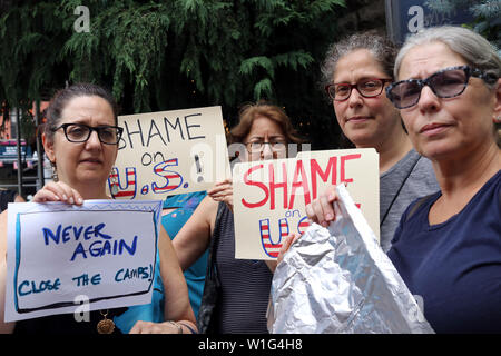 2 juillet 2019 - New York City, New York, États-Unis - une grande foule de militants se sont rassemblés à l'extérieur du milieu collégiale dans l'East Village de New York le 2 juillet 2019, à envoyé un message aux membres du Congrès qui sont dans leurs districts d'origine de la quatrième de juillet vacances, que les immigrants d'enfants sont privés du savon et des brosses à dents, tandis que entassés dans les United States Customs and Border Protection (CBP) et le U.S. Immigration and Customs Enforcement (ICE) détention à travers les Etats-Unis. Et certains de mourir en détention ou de mourir avec les parents alors qu'ils traversent le Rio Grande. (Crédit Image : © G. Ronald Lopez/ZUMA Wir Banque D'Images