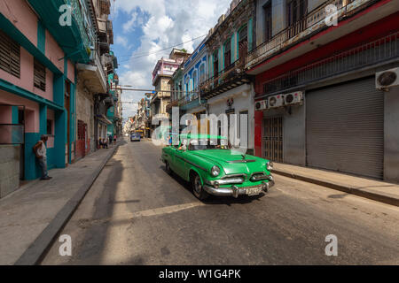 La Havane, Cuba - 14 mai 2019 : classique vieille voiture de taxi dans les rues de la vieille ville de La Havane au cours d'un vibrant et lumineux matin ensoleillé. Banque D'Images