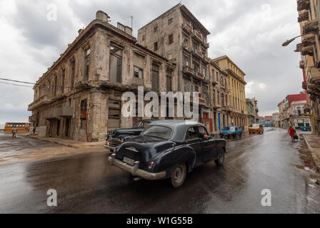 La Havane, Cuba - 14 mai 2019 : classique vieille voiture dans les rues de la magnifique vieille ville de La Havane pendant un jour de pluie. Banque D'Images