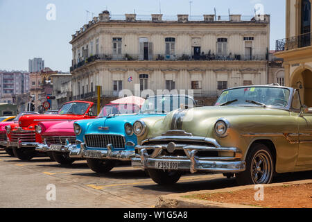 La Havane, Cuba - le 19 mai 2019 : classique vieille voiture américaine dans les rues de la vieille ville de La Havane pendant une journée ensoleillée. Banque D'Images