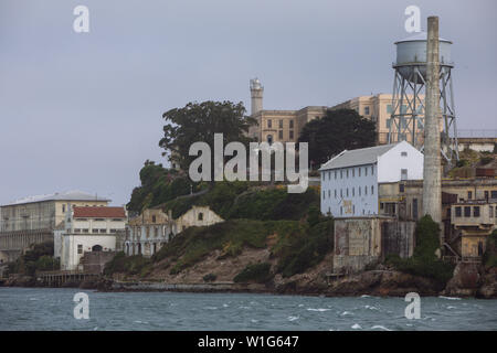 Prision de l'île d'Alcatraz vue depuis le ferry depuis l'eau, San Francisco, États-Unis Banque D'Images