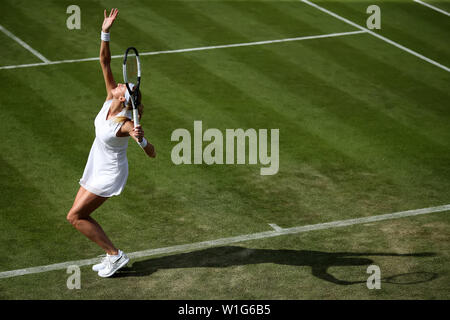 Londres, Royaume-Uni. 2 juillet 2019, le All England Lawn Tennis et croquet Club, Wimbledon, Angleterre, Tournoi de tennis de Wimbledon, Petra Kvitova ; jour 2 (CZE) sert d'Ons Jabeur (TUN) : Action de Crédit Plus Sport Images/Alamy Live News Banque D'Images